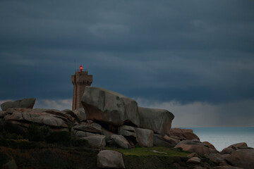 Allumage de la lampe du phare Mean-Ruz de Ploumanac'h en Bretagne © aquaphoto