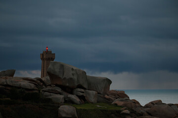 Allumage de la lampe du phare Mean-Ruz de Ploumanac'h en Bretagne © aquaphoto