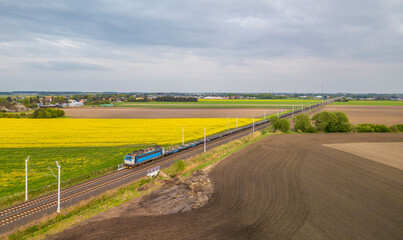 Stara czeska lokomotywa z pociągiem towarowym pędzi po polskich torach © Erap2
