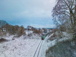 Stara lokomotywa w śniegu z wagonami © Erap2