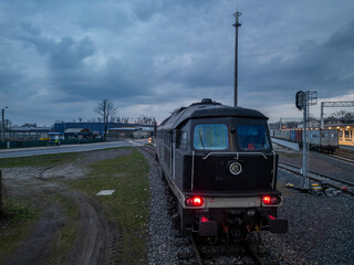 Stara lokomotywa czeka koło stacji © Erap2