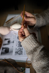 femme en train de faire un amigurumi poup&eacute;e en crochet