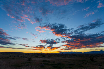 Obraz premium Chasing Light: Sunset Clouds Over the Mojave Desert