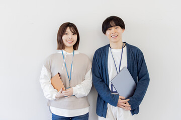 オフィスの若い男女のエンジニア