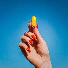  Main de femme tenant un egeleule