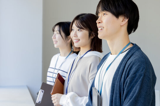 若い男女　カジュアルオフィス