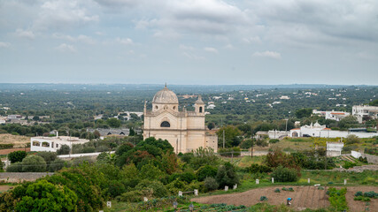 Obraz premium Blick von den Hügeln der weißen Stadt Ostuni in der süditalienischen Region Apulien