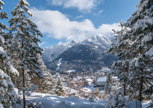 Wanderung zur Wildmoosalm mit Blick auf Seefeld in Tirol im Winter