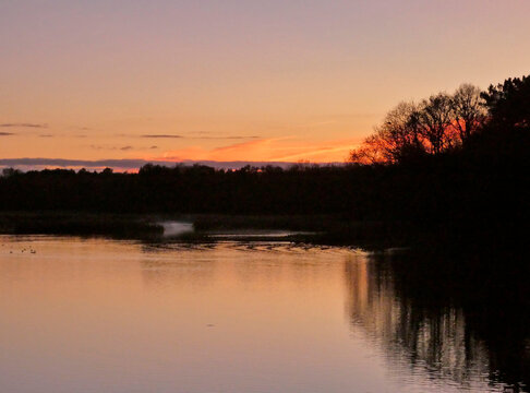 Coucher de soleil sur les &eacute;tangs de Sologne en France