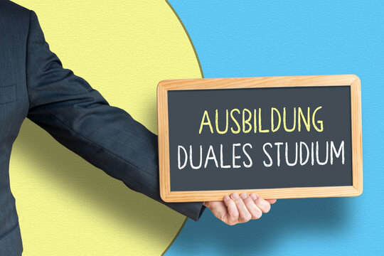 Ausbildung, Duales Studium, Kreidetafel in der Hand
