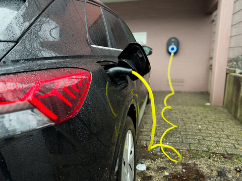 Ein E-Auto wird an einer Wallbox aufgeladen, Wuppertal, Deutschland
