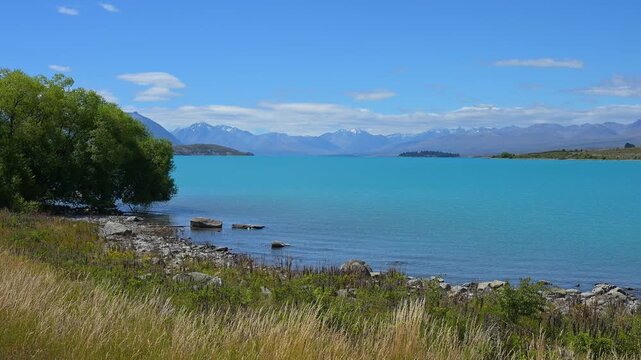 See mit  Blick auf die umliegenden Berge unter klarem Himmel, Lake Tekapo, Tekapo, Canterbury, S&uuml;dinsel, Neuseeland, Ozeanien