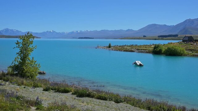 Ein friedlicher See mit  Blick auf die umliegenden Berge unter klarem Himmel, Lake Tekapo, Tekapo, Canterbury, S&uuml;dinsel, Neuseeland, Ozeanien