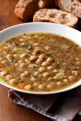 Zuppa di ceci e lenticchie, cibo vegetariano 