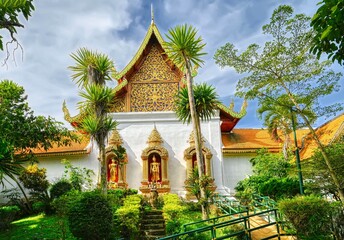 Tempelgarten in einem buddhistischen Kloster in Chian Mai (Thailand)