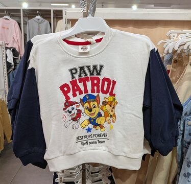 Sudadera infantil con perros de Paw Patrol en tienda de Madrid, Espa&ntilde;a, 11 de enero de 2026