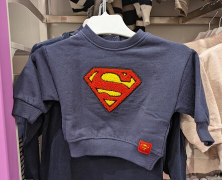 Sudadera para beb&eacute; con logo de Superman en tienda en centro comercial de Madrid, Espa&ntilde;a, 11 de enero de 2026