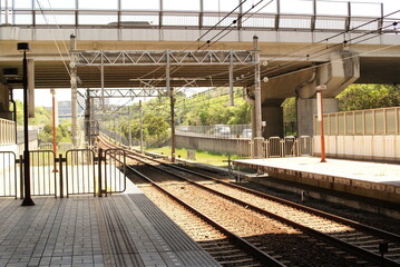 橋の下を走る鉄道線路と駅の風景