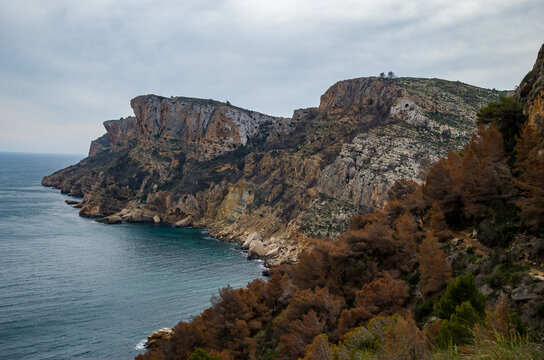 Cala del Moraig est&aacute; situada en la costa mediterr&aacute;nea de Benitatxell