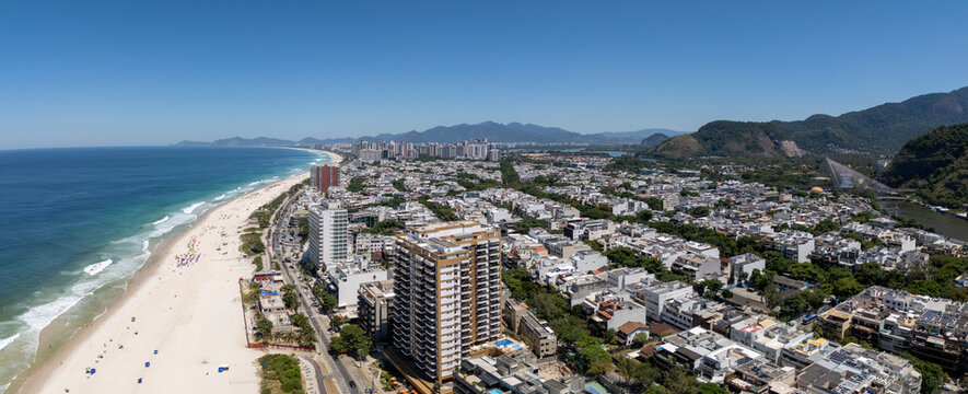 Bela vista a&eacute;rea panor&acirc;mica da Barra da Tijuca, mostrando a praia da Barra at&eacute; o Recreio dos Bandeirantes.