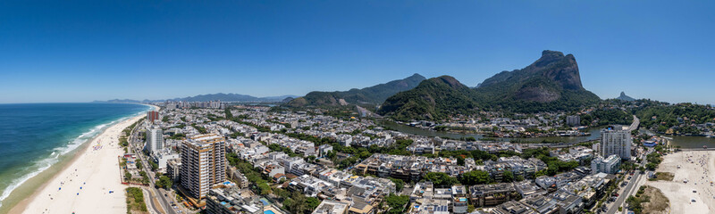 Bela vista a&eacute;rea panor&acirc;mica da Barra da Tijuca, mostrando a Pedrada G&aacute;vea, a Lagoa da Tijuca e a praia da Barra.