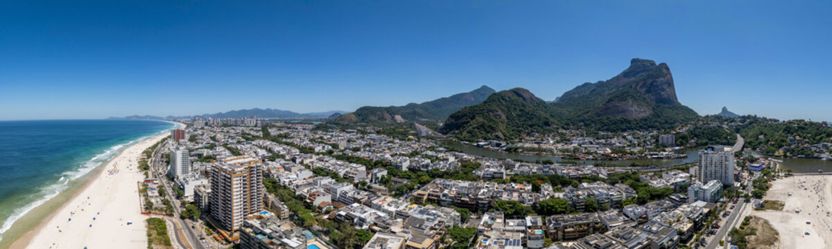 Bela vista a&eacute;rea panor&acirc;mica da Barra da Tijuca, mostrando a Pedrada G&aacute;vea, a Lagoa da Tijuca e a praia da Barra.
