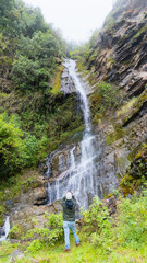 Hombre admirando la belleza de una cascada en Cajamarca © ElvisChavarri