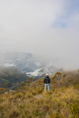 Hombre en la cima de una monta&ntilde;a en Cajamarca