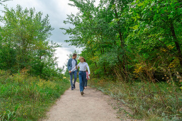 Obraz premium Father and children have fun, laugh and enjoy nature outdoors.