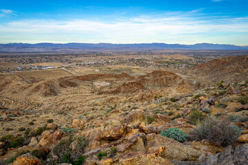 Obraz premium Scenic Panoramic Rocky Landscape at Fortynine Palms Oasis Trail