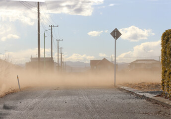群馬名物の赤城おろし　からっ風の砂埃