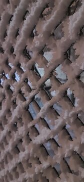 In Ventspils in Lettland ist es an einem kalten Winterabend frostig, ein bereifter Zaun sieht sch&ouml;n aus.