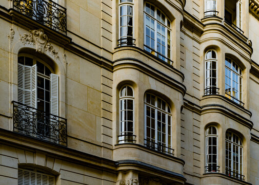 Fen&ecirc;tres bomb&eacute;es, immeuble ancien, Paris, France
