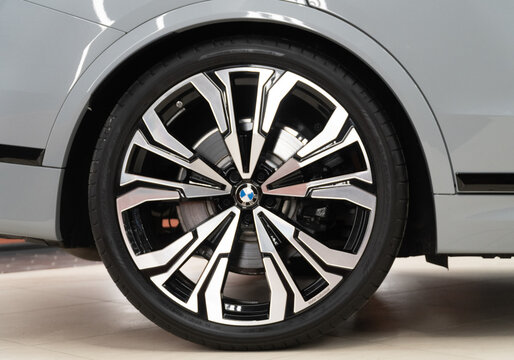 Original BMW X7 G07 car wheel 23 radius, black brake caliper, brake pads, ventilated brake disc. Wheel, ventilated brake disc on a BMW X5M car. The hub of BMW X7 G07.