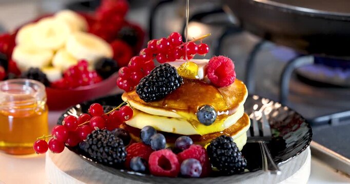 Pancake , miele e frutti di bosco con banana