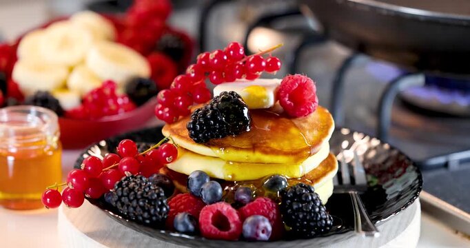 Pancake , miele e frutti di bosco con banana