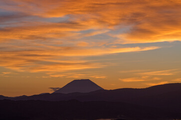 黒松内町の山より望む朝焼けに染まる羊蹄山と雲海