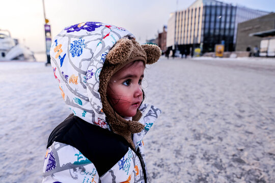 Beautiful girl enjoying the snow in Oslo, Norway. Sch&ouml;nes M&auml;dchen, das den Schnee in Oslo, Norwegen genie&szlig;t.
Ni&ntilde;a bonita disfrutando la nieve en Oslo, Noruega.