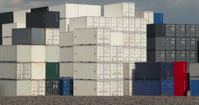 Loading containers on a ship