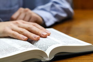 Obraz premium Close-Up of Hands Reading the Holy Bible Reading the Bible Indoors