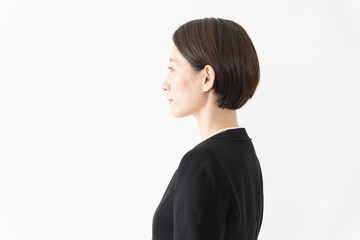 喪服を着た女性　葬儀イメージ