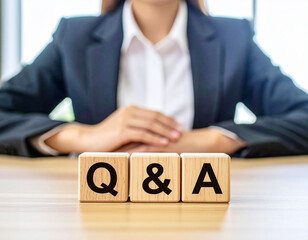 Generative AI
ビジネスシーンのQ&Aイメージ 木製ブロックと女性の手元