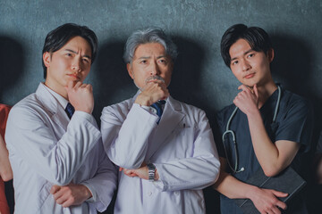 考え事をするプロフェッショナルなドクター