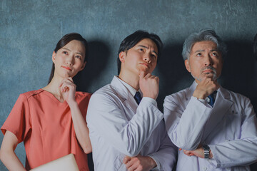 考え事をするプロフェッショナルなドクター