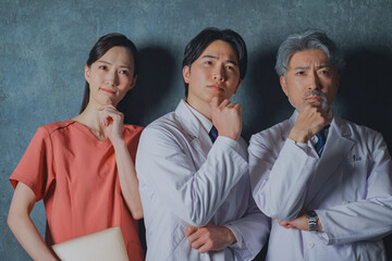 考え事をするプロフェッショナルなドクター
