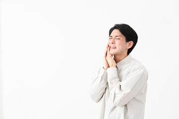 長袖白シャツを着ている若い男性