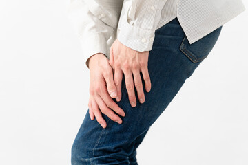 長袖白シャツを着ている若い男性