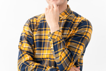 Obraz premium チェック柄の服を着た若い男性