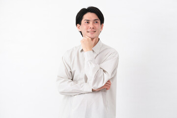 長袖白シャツを着ている若い男性