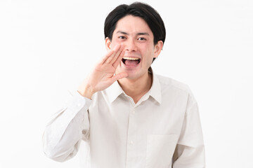 長袖白シャツを着ている若い男性